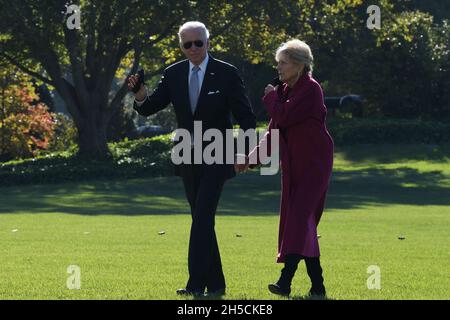 8. November 2021, Washington, District of Columbia, USA: US-Präsident Joe Biden winkt, nachdem er heute am 08. November 2021 im South Lawn/White House in Washington DC, USA, im Weißen Haus angekommen ist. (Bild: © Lenin Nolly/ZUMA Press Wire) Stockfoto