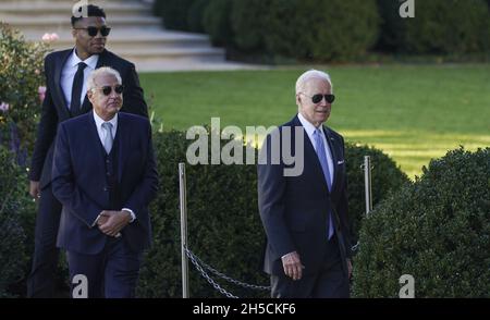 Washington, Usa. November 2021. Präsident Joe Biden geht mit dem Besitzer Marc Lasry von Milwaukee Bucks und dem Spieler Giannis Antetokounmpo in Richtung South Lawn, um am Montag, den 8. November 2021, die Milwaukee Bucks für den Gewinn der NBA-Meisterschaft 2021 auf dem South Lawn des Weißen Hauses in Washington, DC zu ehren. Die Milwaukee Bucks besiegten die Phoenix Suns, um die Meisterschaft zu gewinnen. Foto Leigh Vogel/UPI Credit: UPI/Alamy Live News Stockfoto