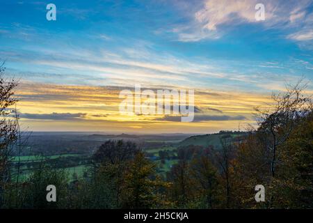 Malerischer Blick nach West, wenn die goldene Sonne über Oare und über das Pewsey Vale Valley, Marlborough, North Wessex Downs, Wiltshire AONB untergeht Stockfoto