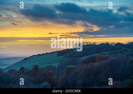 Malerischer Blick nach West, wenn die goldene Sonne über Oare und über das Pewsey Vale Valley, Marlborough, North Wessex Downs, Wiltshire AONB untergeht Stockfoto