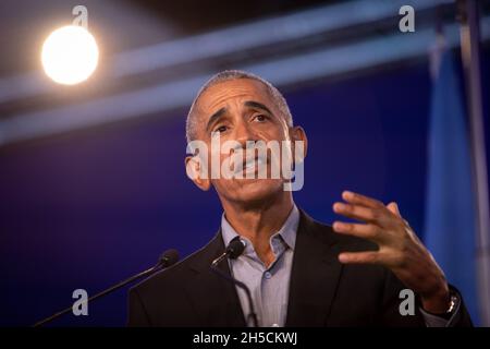 Glasgow, Schottland, Großbritannien. Barack Obama, ehemaliger Präsident der Vereinigten Staaten von Amerika, spricht auf der 26. UN-Klimakonferenz, bekannt als COP26, in Glasgow, Schottland, Großbritannien, Am 8. November 2021. Foto:Jeremy Sutton-Hibbert/Alamy Live News. Stockfoto