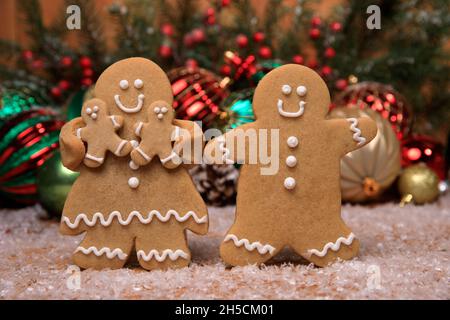 Lebkuchen Familie von 2 Kindern auf Urlaub Weihnachten Hintergrund Stockfoto