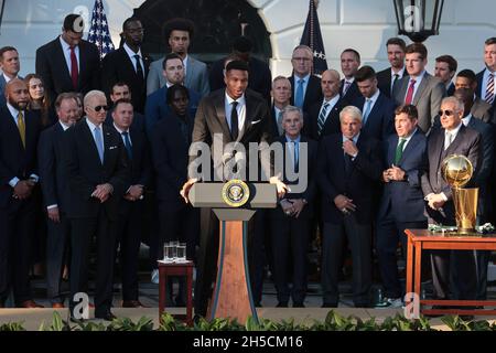 Washington, USA. November 2021. Milwaukees Spieler Giannis Antetokounmpo spricht BucksÕ einer Veranstaltung mit Präsident Joe Biden, um die Milwaukee Bucks für den Gewinn der NBA-Meisterschaft 2021 auf dem South Lawn des Weißen Hauses am 8. November 2021 in Washington, DC zu ehren. (Foto von Oliver Contreras/SIPA USA) Quelle: SIPA USA/Alamy Live News Stockfoto