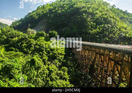 Bild der Huai Tong Brücke (Phor Khun Pha Muang Brücke) auf Himmel oder Berg oder Tal Blick auf Phetchaboon Thailand. Dies ist die höchste Brücke. Stockfoto