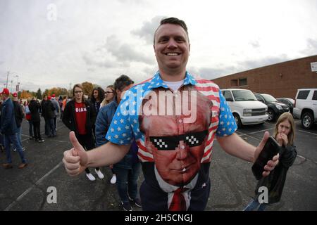 11022018 - Southport, Indiana, USA: Trump-Anhänger warten in der Schlange, bevor US-Präsident Donald J. Trump während eines Make America Great Again für Kongresskandidaten aus Indiana, darunter Mike Braun, kämpft! Kundgebung einige Tage vor den Zwischenwahlen an der Southport High School in Southport, Indiana. Stockfoto