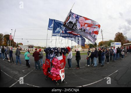 11022018 - Southport, Indiana, USA: Trump-Anhänger warten in der Schlange, bevor US-Präsident Donald J. Trump während eines Make America Great Again für Kongresskandidaten aus Indiana, darunter Mike Braun, kämpft! Kundgebung einige Tage vor den Zwischenwahlen an der Southport High School in Southport, Indiana. Stockfoto