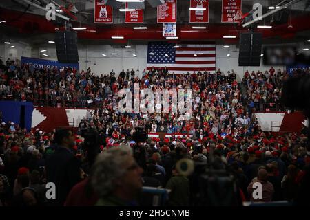 11022018 - Southport, Indiana, USA: US-Präsident Donald J. Trump kämpft während eines Make America Great Again für Kandidaten des US-Kongresses in Indiana, darunter Mike Braun! Kundgebung einige Tage vor den Zwischenwahlen an der Southport High School in Southport, Indiana. Stockfoto