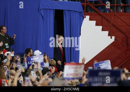 11022018 - Southport, Indiana, USA: US-Präsident Donald J. Trump kämpft während eines Make America Great Again für Kandidaten des US-Kongresses in Indiana, darunter Mike Braun! Kundgebung einige Tage vor den Zwischenwahlen an der Southport High School in Southport, Indiana. Stockfoto