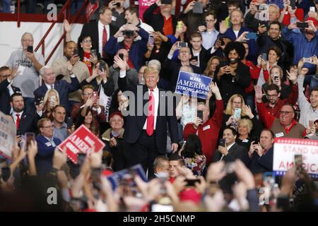 11022018 - Southport, Indiana, USA: US-Präsident Donald J. Trump kämpft während eines Make America Great Again für Kandidaten des US-Kongresses in Indiana, darunter Mike Braun! Kundgebung einige Tage vor den Zwischenwahlen an der Southport High School in Southport, Indiana. Stockfoto