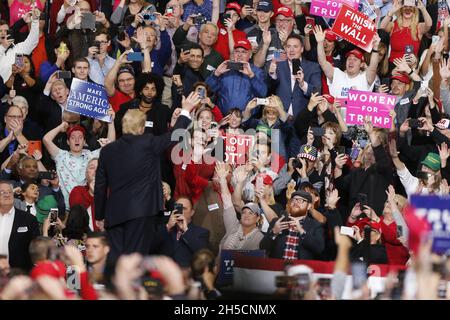 11022018 - Southport, Indiana, USA: US-Präsident Donald J. Trump kämpft während eines Make America Great Again für Kandidaten des US-Kongresses in Indiana, darunter Mike Braun! Kundgebung einige Tage vor den Zwischenwahlen an der Southport High School in Southport, Indiana. Stockfoto