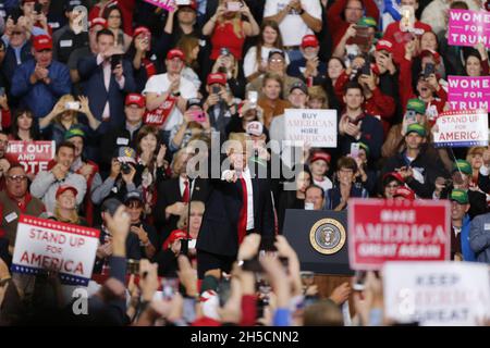 11022018 - Southport, Indiana, USA: US-Präsident Donald J. Trump kämpft während eines Make America Great Again für Kandidaten des US-Kongresses in Indiana, darunter Mike Braun! Kundgebung einige Tage vor den Zwischenwahlen an der Southport High School in Southport, Indiana. Stockfoto