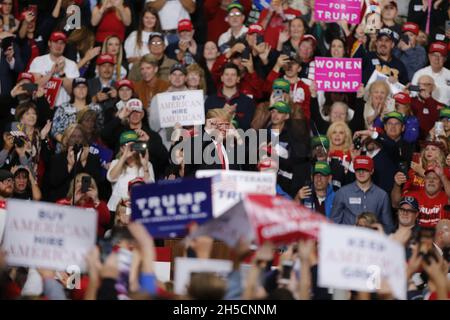 11022018 - Southport, Indiana, USA: US-Präsident Donald J. Trump kämpft während eines Make America Great Again für Kandidaten des US-Kongresses in Indiana, darunter Mike Braun! Kundgebung einige Tage vor den Zwischenwahlen an der Southport High School in Southport, Indiana. Stockfoto