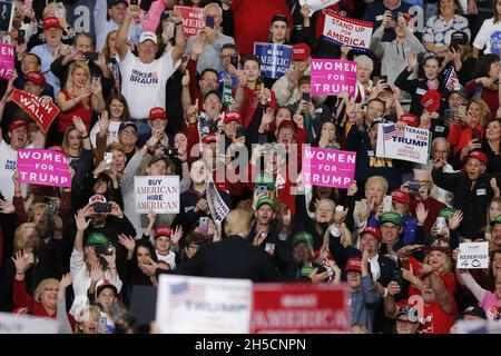 11022018 - Southport, Indiana, USA: US-Präsident Donald J. Trump kämpft während eines Make America Great Again für Kandidaten des US-Kongresses in Indiana, darunter Mike Braun! Kundgebung einige Tage vor den Zwischenwahlen an der Southport High School in Southport, Indiana. Stockfoto