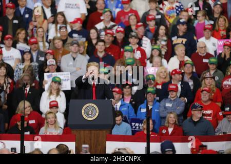 11022018 - Southport, Indiana, USA: US-Präsident Donald J. Trump kämpft während eines Make America Great Again für Kandidaten des US-Kongresses in Indiana, darunter Mike Braun! Kundgebung einige Tage vor den Zwischenwahlen an der Southport High School in Southport, Indiana. Stockfoto