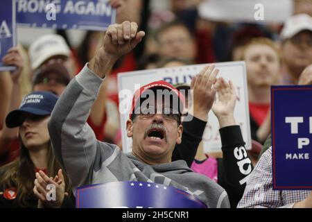 11022018 - Southport, Indiana, USA: Unterstützer reagieren, während US-Präsident Donald J. Trump sich für Kandidaten des US-Kongresses in Indiana, einschließlich Mike Braun, während eines Make America Great Again! Kundgebung einige Tage vor den Zwischenwahlen an der Southport High School in Southport, Indiana. Stockfoto