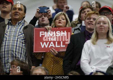 11022018 - Southport, Indiana, USA: Unterstützer reagieren, während US-Präsident Donald J. Trump sich für Kandidaten des US-Kongresses in Indiana, einschließlich Mike Braun, während eines Make America Great Again! Kundgebung einige Tage vor den Zwischenwahlen an der Southport High School in Southport, Indiana. Stockfoto