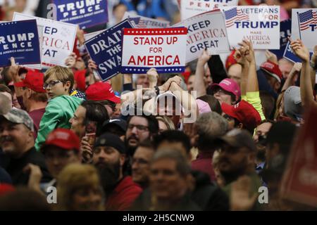 11022018 - Southport, Indiana, USA: Trump-Anhänger rufen in den Medien "USA, USA ...", nachdem Trump sagte, dass die Medien nie die Größe seiner Massen zeigen. US-Präsident Donald J. Trump kämpft während eines Make America Great Again für Kandidaten des US-Kongresses in Indiana, darunter Mike Braun! Kundgebung einige Tage vor den Zwischenwahlen an der Southport High School in Southport, Indiana. Stockfoto