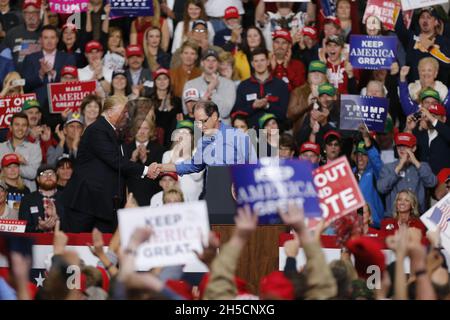 11022018 - Southport, Indiana, USA: Der US-Präsident Donald J. Trump kämpft für die Kandidaten des US-Kongresses in Indiana, darunter Mike Braun, (spricht auf dem Podium) während eines Make America Great Again! Kundgebung einige Tage vor den Zwischenwahlen an der Southport High School in Southport, Indiana. Stockfoto