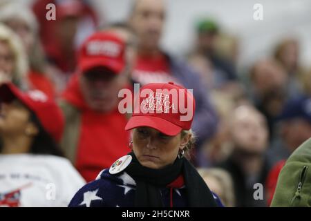 11022018 - Southport, Indiana, USA: Unterstützer reagieren, während US-Präsident Donald J. Trump sich für Kandidaten des US-Kongresses in Indiana, einschließlich Mike Braun, während eines Make America Great Again! Kundgebung einige Tage vor den Zwischenwahlen an der Southport High School in Southport, Indiana. Stockfoto