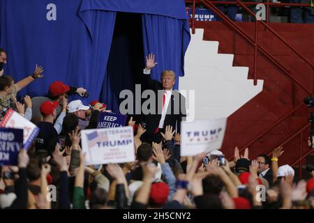 11022018 - Southport, Indiana, USA: US-Präsident Donald J. Trump kämpft während eines Make America Great Again für Kandidaten des US-Kongresses in Indiana, darunter Mike Braun! Kundgebung einige Tage vor den Zwischenwahlen an der Southport High School in Southport, Indiana. Stockfoto