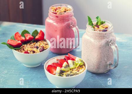 Smoothie mit Müsli für ein gesundes Frühstück. Selektiver Fokus Stockfoto