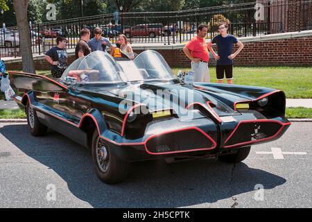 Nachbildung des Batmobils aus der 1960er-Ära aus der Fernsehserie Batman. Dover (Delaware) Comic Con 2021. Stockfoto