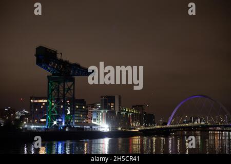 Glasgow, Schottland, Großbritannien. Blick auf den Fluss Clyde, dem Schauplatz der 26. Klimakonferenz der Vereinten Nationen, bekannt als COP26, in Glasgow, Schottland, Großbritannien, Am 8. November 2021. Foto: Jeremy Sutton-Hibbert/Alamy Live News. Stockfoto
