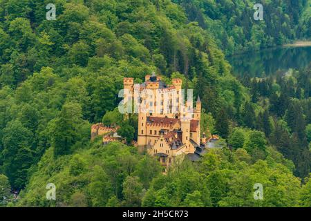 26. Mai 2019 Füssen, Deutschland - Schloss Hohenschwangau inmitten grüner alpiner Frühjahrsberge. Füssen, Alpsee und Forggensee Stockfoto