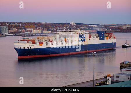 Das Frachtschiff Atlantic Sky, das mit Containern beladen ist, gelangt bei Sonnenuntergang in den Hafen von Halifax, Kanada, von oben gesehen Stockfoto