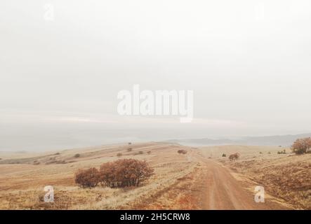 Berg- und Straßenlandschaft Hintergrund in gelblichen Ton gestaltet. Reisen zu erkunden. Unerforschte Orte. Beste warme Natur Konzept. Stockfoto