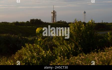 Cape Canaveral, Vereinigte Staaten von Amerika. 01. November 2021. Eine SpaceX Falcon 9-Rakete mit der Raumsonde Crew Dragon für die NASA SpaceX Crew-3-Mission zur Internationalen Raumstation setzt die Vorbereitungen für den Launch Complex 39A im Kennedy Space Center am 1. November 2021 in Cape Canaveral, Florida, fort. Die Crew der NASA-Astronauten Raja Chari, Tom Marshburn, Kayla Barron und Matthias Maurer, Astronaut der Europäischen Weltraumorganisation, wird voraussichtlich am 10. November starten. Quelle: Joel Kowsky/NASA/Alamy Live News Stockfoto