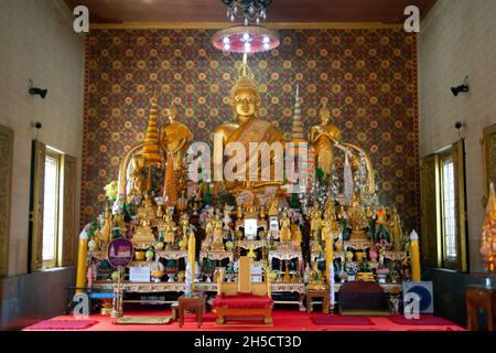 Der goldene Buddha in der Thai Kirche im Wat Phra That Renu. Das Hotel liegt in der Provinz Nakhon Phanom im Nordosten Thailands. Stockfoto