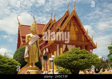Im Freien stehend goldener Buddha vor einer thailändischen Kirche in Wat Phra That Renu. Das Hotel liegt in der Provinz Nakhon Phanom im Nordosten Thailands. Stockfoto