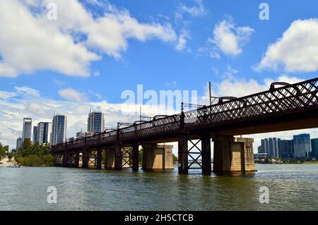 Ein Blick auf die alte Stahlbrücke bei Meadowbank in Sydney, Australien Stockfoto