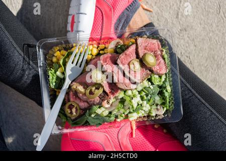 Mahlzeit Vorbereitung Fitness Lifestyle - Frau nimmt Essen Selfie Draufsicht Foto von ihrem bereit, fertig Mittagessen Box für gesunde Paläo-Diät - Steak Salat nehmen Stockfoto