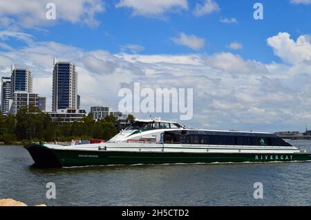 Die Rivercat gleitet entlang des Parramatta River in der Nähe von Ryde in Sydney Stockfoto