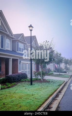 Neue Stadthäuser am Foggy Morning Stockfoto