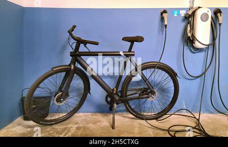 E-Bike und Ladestation in einer Garage Stockfoto