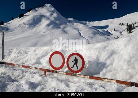 Auf einer schneebedeckten Bergsperre mit Fahrverbot für Fahrzeuge aller Art und Verbot auch für Fußgänger, Deutschland Stockfoto