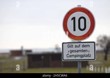 Tempolimit von 10 km/h auf einem Campingplatz, Deutschland, Wilhelmshaven Stockfoto