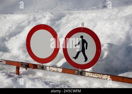 Auf einer schneebedeckten Bergsperre mit Fahrverbot für Fahrzeuge aller Art und Verbot auch für Fußgänger, Deutschland Stockfoto