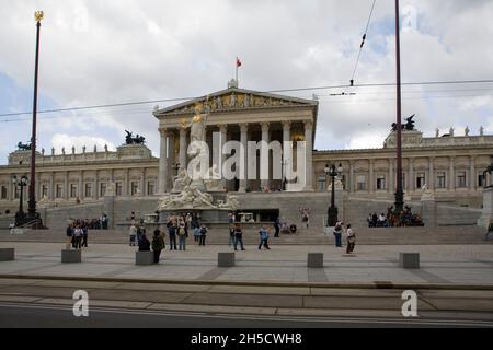 Parlamentsgebäude in Wien mit Palas-Athene-Statue der Göttin der Gerechtigkeit, Österreich, Wien Stockfoto