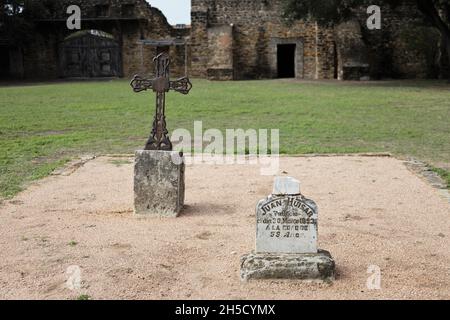 Ein kleiner Friedhof mit zwei Gräbern im San Antonio Missions National Historic Park. Stockfoto