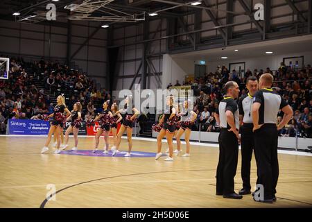 Newcastle upon Tyne, Tyne and Wear, England, 24. Februar 2020. Die Schiedsrichter Ademir Surapovic, Michal Proc und Tanel Suslov diskutierten während einer Spielpause während des Qualifikationsspiels für den Eurobasket 2021 in der Eagles Community Arena. Kredit Colin Edwards Stockfoto