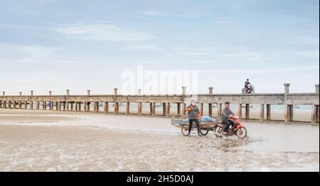 Chantaburi / THAILAND - Okt 13, 2021: Die Einheimischen ziehen den Holzkarren, um den Müll aus dem Meer und fast dem Küstenbereich zum Recycling zu sammeln. Stockfoto