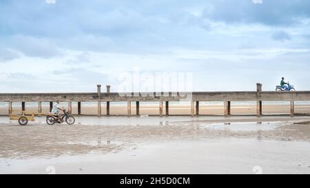 Chantaburi / THAILAND - Okt 13, 2021: Die Einheimischen ziehen den Holzkarren, um den Müll aus dem Meer und fast dem Küstenbereich zum Recycling zu sammeln. Stockfoto