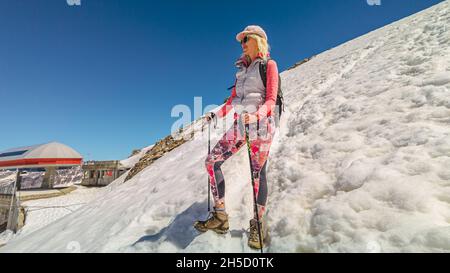 Blick auf die Skyline des Piz Bernina mit dem Morteratschgletscher im Kanton Graubünden in der Schweiz. Backpacker Frau mit Trekkingstöcken auf Diavolezza col Stockfoto