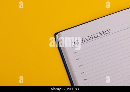 Notizblock oder Tagebuch mit dem genauen Datum auf gelbem Hintergrund. Kalender für Januar 20 - Winterzeit. Platz für Text. Stockfoto