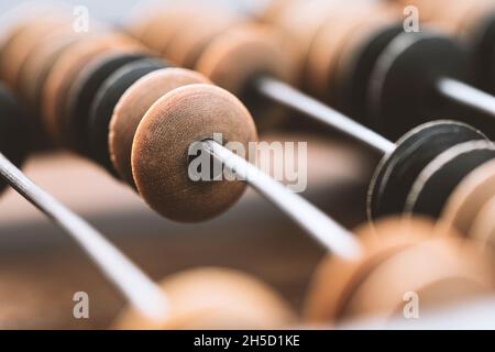 Holzknöchel an den Metallstiften des alten Abacus-Makros Stockfoto