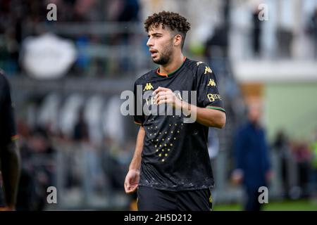 Venedig, Italien. November 2021. Venezia's Ethan Ampadu Portrait während Venezia FC vs AS Roma, italienische Fußballserie A Spiel in Venedig, Italien, November 07 2021 Quelle: Independent Photo Agency/Alamy Live News Stockfoto